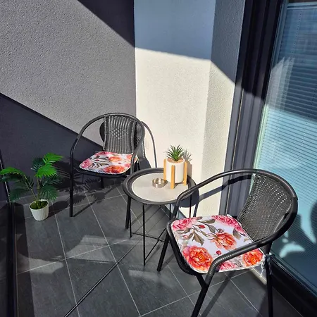 Aura Free Parking Apartmán *