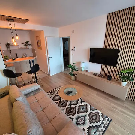 Aura Free Parking Apartmán *